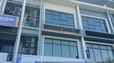 3 Storey Shop Office For Sell with Tenanted 1