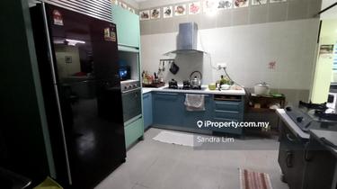 Big Spacious corner house with land for sale usj heights  1