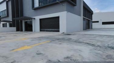 1.5 storey Semi-Detached Factory Corner Unit For Rent  1