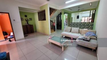 Move in Condition! Freehold! 22 x 75! 2 storey! Gated and Guarded! 1