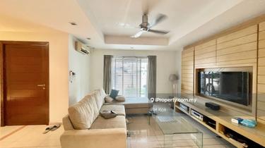 Beautifully Renovated 2.5 Storey 1