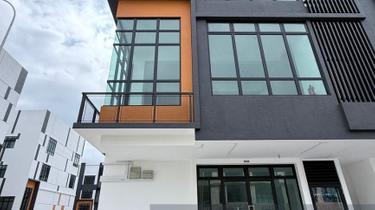 Pelangi Avenue 4 Storey Endlot Shoplot with Lift, Johor Bahru For Rent 1
