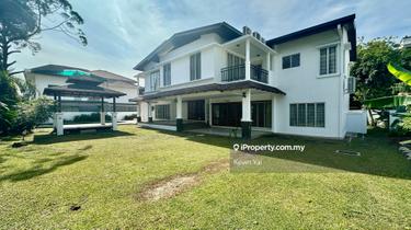 Swimming pool and a nice pool deck 1