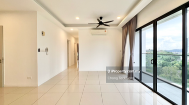 Corner-lot unit with beautiful lake view  1