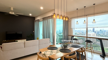 High floor unit facing Palace and unblocked view! 1