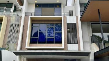 3 sty high ceiling house 1