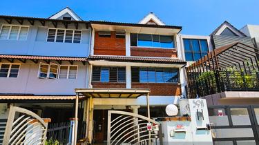 Amazing Upper Unit townhouse with Fully Functional Spacious Attic 1