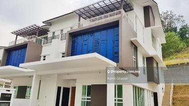 Spacious 2.5 Storey Semi-D House must view! 1