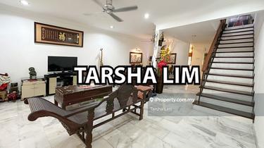 Simple 1.5storey semi-d located at quiet location, close to food haven 1