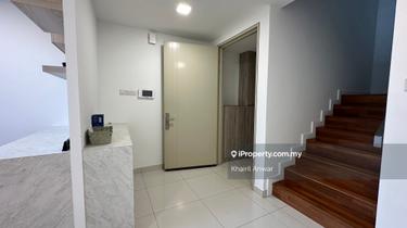 Duplex unit with 3 carparks. 1
