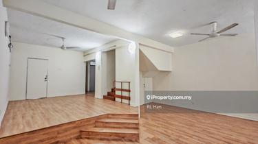 Newly refurbished home walking distance to LRT Ss18 Subang Jaya 1