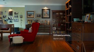 Renovated bungalow in PJ Section 6, with spacious garden. Parks 5 cars 1