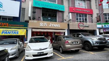Facing Main Road 3 storey Shop, Bandar Baru Sri Petaling For Sales! 1