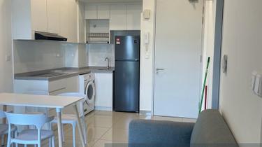 Middle Floor Fully Furnished Lakeview 1