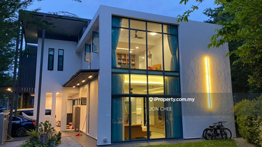 Rare 2-storey Corner with Big Land For Rent! 1