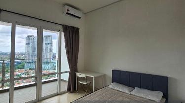Middle room available for rent 1