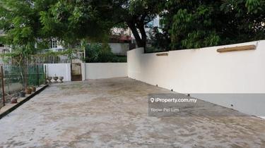 Rare unit w large backyard. Land 22'x140'. Room for further extension 1