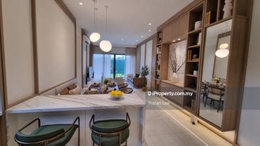 Freehold Residential Condo, Walk 35 Steps to MRT, Low Density 1