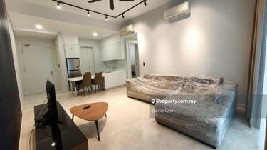 Newly refurbished, new sofa & King size bed. short walk to Mid Valley 1