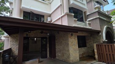 Corner Ground Floor Unit with Big Yard & Green Surroundings 1