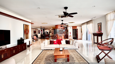 Luxurious Beachfront Living at Skyhome Super-Condo by the Beach 1