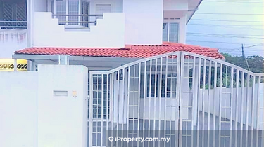 End Lot with extra land, kitchen extended 1