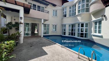Spacious bungalow with private pool, near to amenities 1