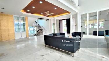 Spacious 3.5 Storey Bungalow for Sale 1