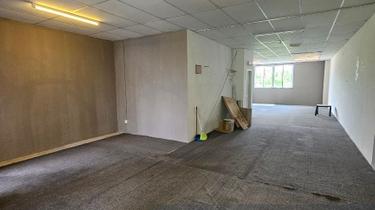 Walking distance to wet market, banks, jit sin private school etc 1