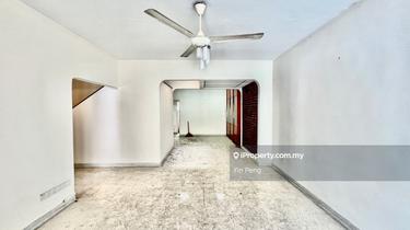 Great Layout & Lots of Potential 1