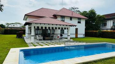 English Cottage House Design private swimming pool 1