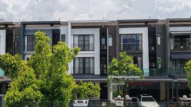 A good deal 3 sty link intermediate with 5 bedrooms  1