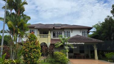 Spacious unit with big land must view! 1