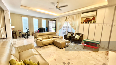 Fully renovated move-in ready modern design semid at superb location 1