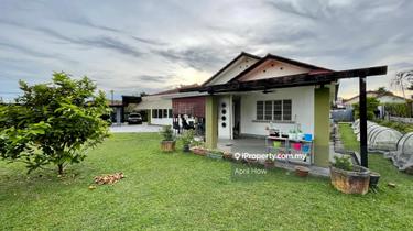 Corner single storey bungalow at guarded quiet street 1