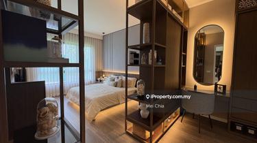 Freehold, low density condominium of 480 units,35 steps to MRT station 1