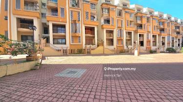 Lower unit townhouse, freehold, 6 rooms, 2540sqft, Gated Guarded, LRT 1