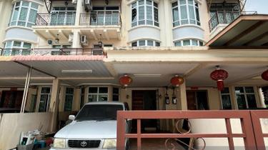 Golden Villa 3 Storey Terrace House 1