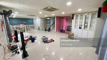 Very nice Semi D house. Near to shop lot, school. 1