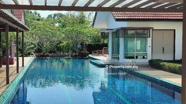 Bungalow with huge Swimming Pool and land for Sale at Leisure Farm. 1