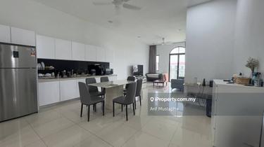 Fantastic view unit. Resort lifestyle condo. Prime location! 1
