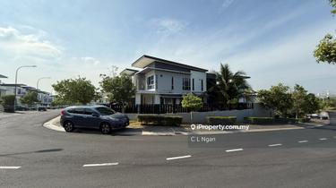 Very Rare Big Land Corner House, Renovated 1