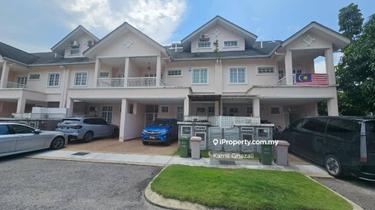 Beautiful well maintained english style unit must view! 1