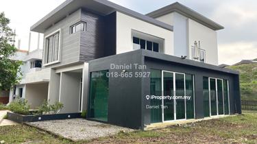 2-Storey Bungalow Next To Garden 1