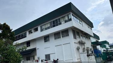 3 storey semi d factory with extended to the back at shamelin for rent 1