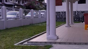 Corner unit with 20 feet of spacious side land garden !  1