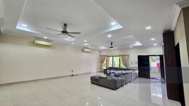 24 hrs guarded community, private pool , renovated well kept house! 1