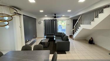 Facing Park, Corner unit 1