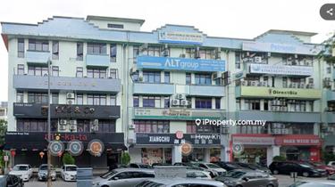 Ground floor shop located at Sri Petaling main road to let 1