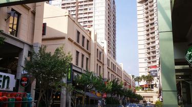 Highly visible shop in Plaza Damas  1